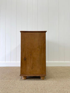 An Antique English Pine Chest of Drawers Dresser with Dark Wooden Knobs