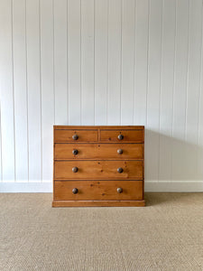 A Good Antique English Pine Chest of Drawers/Dresser with Wooden Knob Hardware