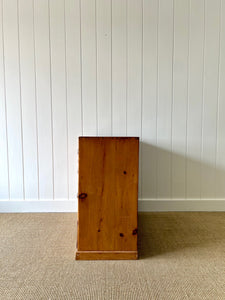 A Good Antique English Pine Chest of Drawers/Dresser with Wooden Knob Hardware