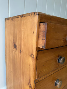 A Good Antique English Pine Chest of Drawers/Dresser with Wooden Knob Hardware