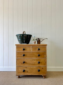 An Antique English Pine Chest of Drawers/Dresser c1890