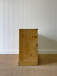 An Antique English Pine Chest of Drawers/Dresser with Brass Hardware c1830