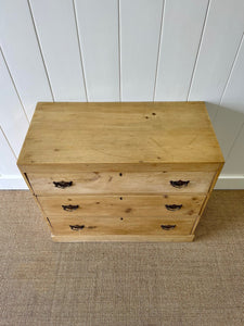 An Antique English Pine Chest of Drawers/Dresser with Brass Hardware c1830