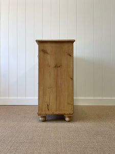 An Antique English Pine Chest of Drawers/Dresser c1890