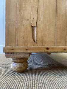 An Antique English Pine Chest of Drawers/Dresser c1890