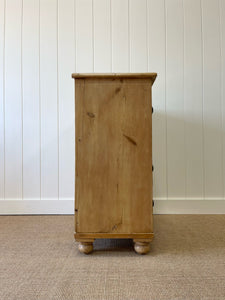 An Antique English Pine Chest of Drawers/Dresser c1890