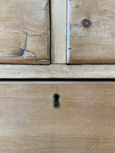An Antique English Pine Chest of Drawers/Dresser c1890