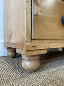 An Antique English Pine Chest of Drawers/Dresser c1890
