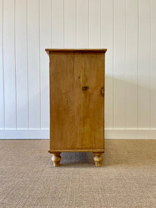 An Antique English Pine Chest of Drawers/Dresser c1890