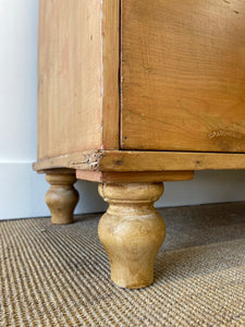 An Antique English Pine Chest of Drawers/Dresser c1890