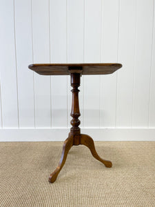 An Antique English Walnut Tilt-top Table c1800
