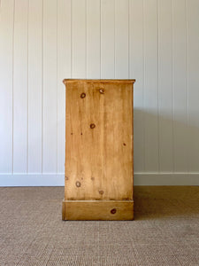 An Antique English Pine Chest of Drawers Dresser with Wooden Knobs c1880