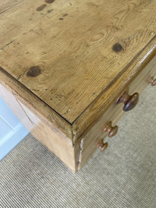 An Antique English Pine Chest of Drawers/Dresser c1890