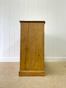 An Antique English Pine Chest of Drawers/Dresser with Dark Knob Hardware c1890