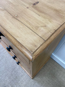 An Antique English Pine Chest of Drawers/Dresser with Dark Knob Hardware c1890