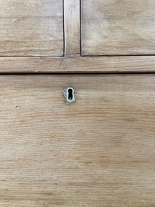 An Antique English Pine Chest of Drawers/Dresser with Dark Knob Hardware c1890