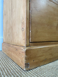 An Antique English Pine Chest of Drawers/Dresser with Dark Knob Hardware c1890