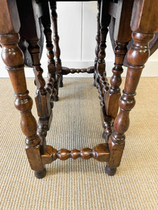 A Very Good Antique English Country Oak Drop Leaf Gate Leg Table