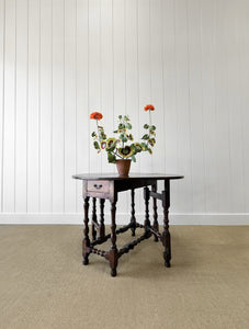A Very Good Antique English Country Oak Drop Leaf Gate Leg Table