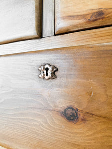 A 19th Century English Chest of Drawers/Dresser