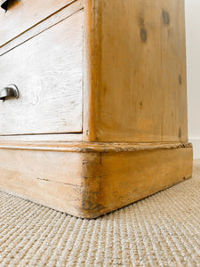 A 19th Century English Pine Chest of Drawers/Dresser