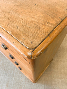 A 19th Century English Pine Chest of Drawers/Dresser