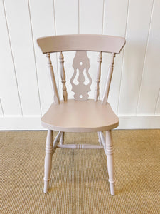 A Vintage Set of 4 Taupe Farmhouse Fiddleback Chairs