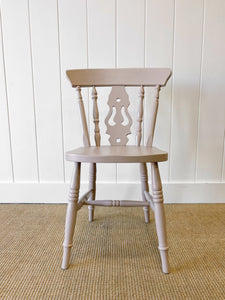 A Vintage Set of 4 Taupe Farmhouse Fiddleback Chairs