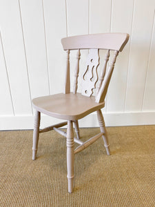 A Vintage Set of 4 Taupe Farmhouse Fiddleback Chairs