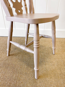 A Vintage Set of 4 Taupe Farmhouse Fiddleback Chairs