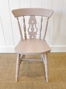 A Vintage Set of 4 Taupe Farmhouse Fiddleback Chairs