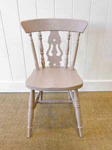 A Vintage Set of 4 Taupe Farmhouse Fiddleback Chairs