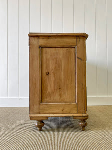 An Antique English Pine Chest of Drawers/Dresser c1890