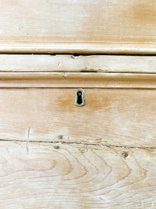 An Antique English Pine Chest of Drawers/Dresser c1890