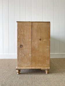 An Antique English Pine Chest of Drawers/Dresser c1890
