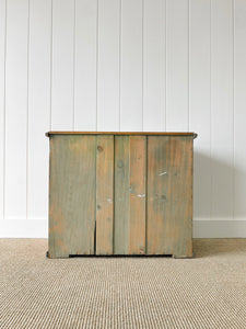 An Antique English Pine Chest of Drawers/Dresser with Wooden Knob Hardware