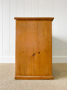 An Antique English Pine Chest of Drawers/Dresser with Wooden Knob Hardware