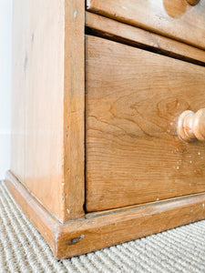 An Antique English Pine Chest of Drawers/Dresser with Wooden Knob Hardware