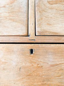An Antique English Pine Chest of Drawers/Dresser with Wooden Knob Hardware