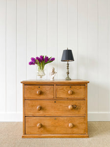 An Antique English Pine Chest of Drawers/Dresser with Wooden Knob Hardware