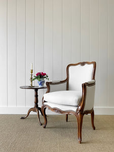 An Antique French Louis XV Style Walnut Bergere Arm Chair New Kravet Linen Upholstery