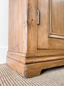 A Handsome English 19th Century Pine Cupboard with Wooden Knobs