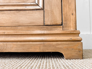 A Handsome English 19th Century Pine Cupboard with Wooden Knobs