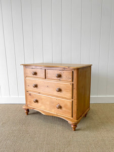 A Very Good English Pine Chest of Drawers/Dresser with Wooden Knobs c1890