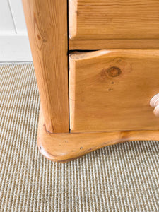 A Very Good English Pine Chest of Drawers/Dresser with Wooden Knobs c1890