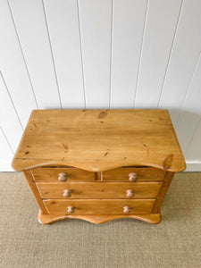 A Very Good English Pine Chest of Drawers/Dresser with Wooden Knobs c1890