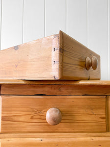 A Very Good English Pine Chest of Drawers/Dresser with Wooden Knobs c1890
