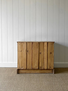 An Antique English Pine Chest of Drawers/Dresser c1890
