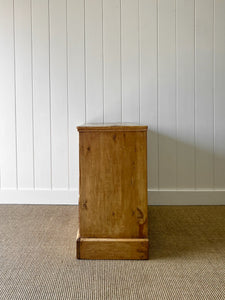 An Antique English Pine Chest of Drawers/Dresser c1890