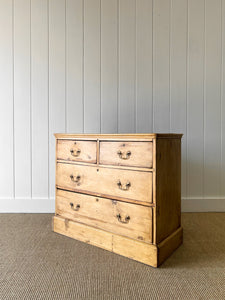 An Antique English Pine Chest of Drawers/Dresser c1890